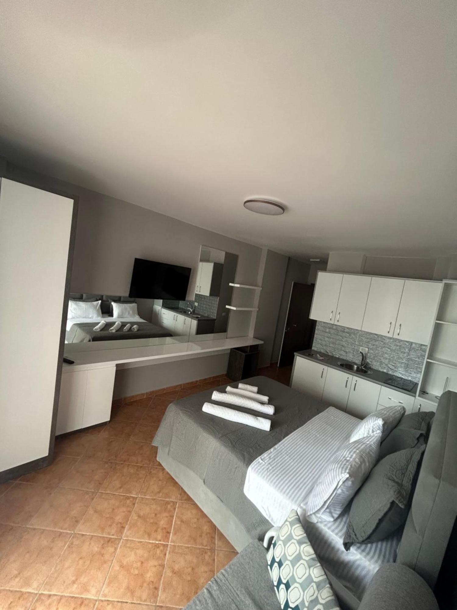 Apartament Raci Shëngjin エクステリア 写真